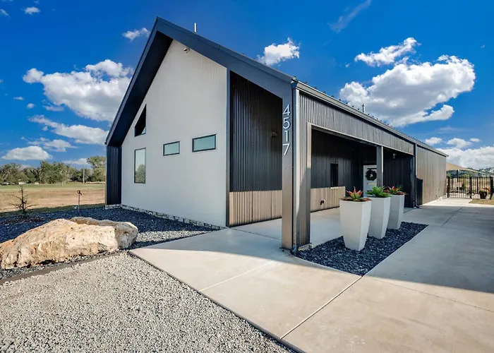 Modern Cabin Near Cheney Lake W Pool And Hot Tub