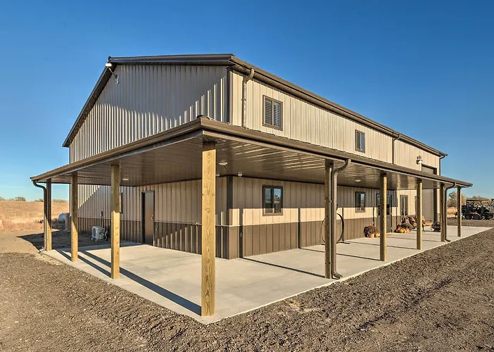 Kansas Hunting Lodge: Pets & Large Groups Welcome!