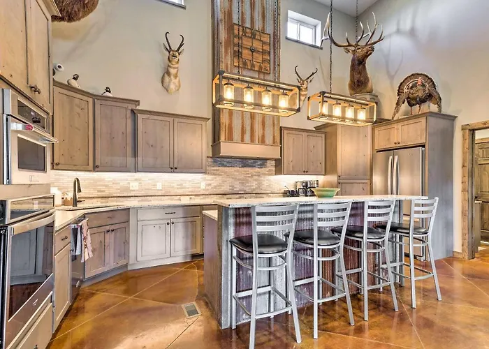 Kansas Hunting Lodge: Pets & Large Groups Welcome!